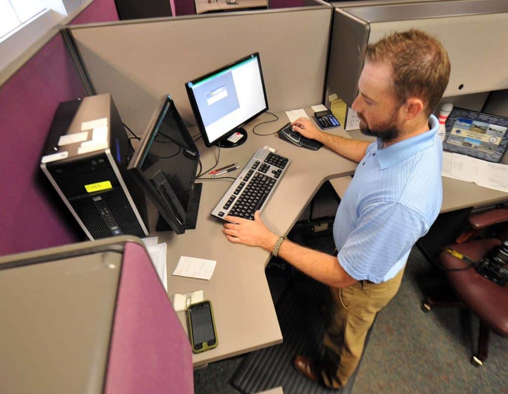 posture in sitting down computer desk