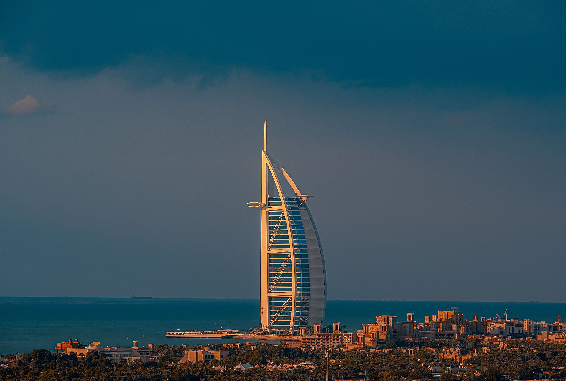 黄金时刻的迪拜阿拉伯塔酒店（Burj Al Arab）